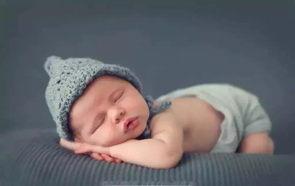 胀气和肠绞痛哭闹,宝宝胀气肠绞痛怎么办快速解决