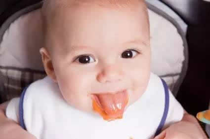 “我的小祖宗啊，你倒是咽下去啊”｜孩子吃饭总含在嘴里怎么办？