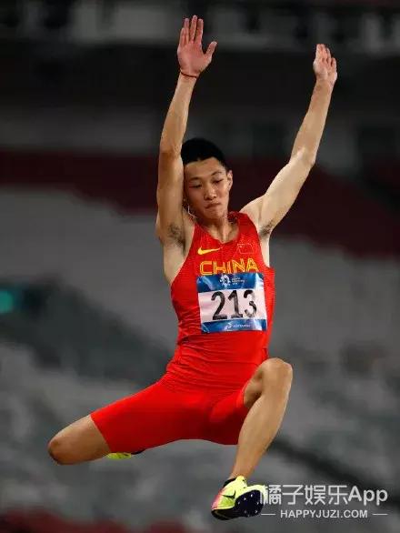 吴彦祖跳高完整版,陈伟霆吴彦祖撞脸