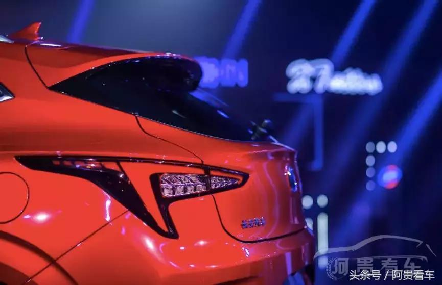 这款两厢车，低趴设计类似小钢炮，配1.6T发动机，比高尔夫能跑！