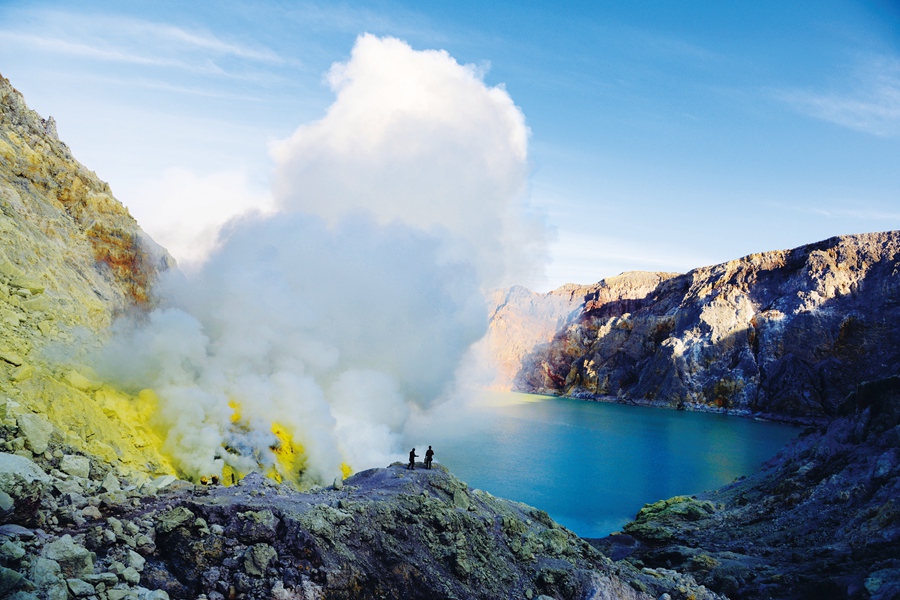 印尼伊真天然石硫磺开采过程,印尼爪哇岛伊真火山硫磺矿