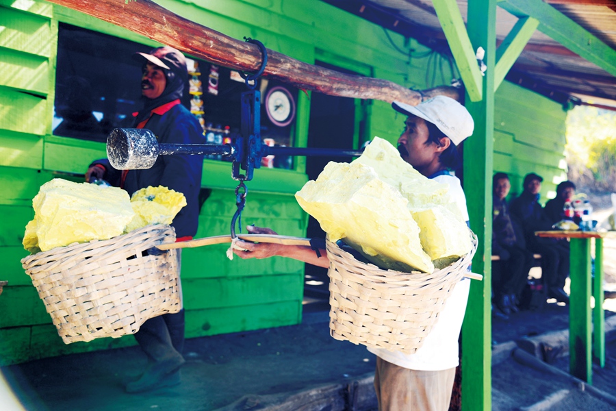 印尼伊真天然石硫磺开采过程,印尼爪哇岛伊真火山硫磺矿