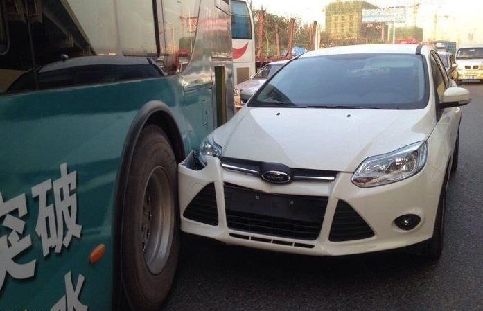 对方全责刮蹭走保险还是私了划算,车被刮了对方想私了如何索要赔偿