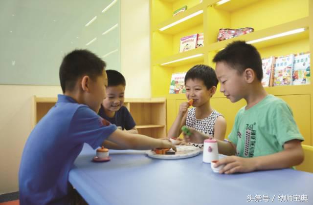 幼儿园孩子不想上学哭闹怎么安慰,三岁小孩上幼儿园哭闹怎么安慰