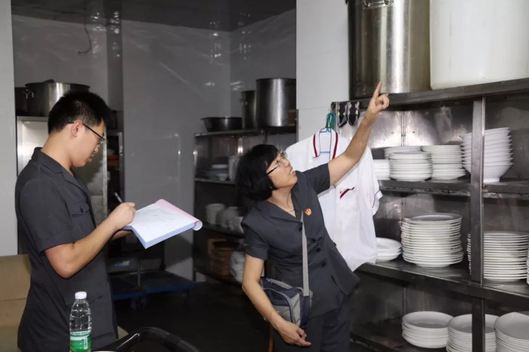 出动警力400多人大连中院强制腾退一游泳馆