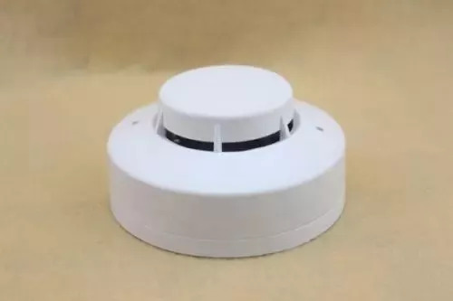 火场救出5人,火场逃生弯腰迅速从安全通道逃离