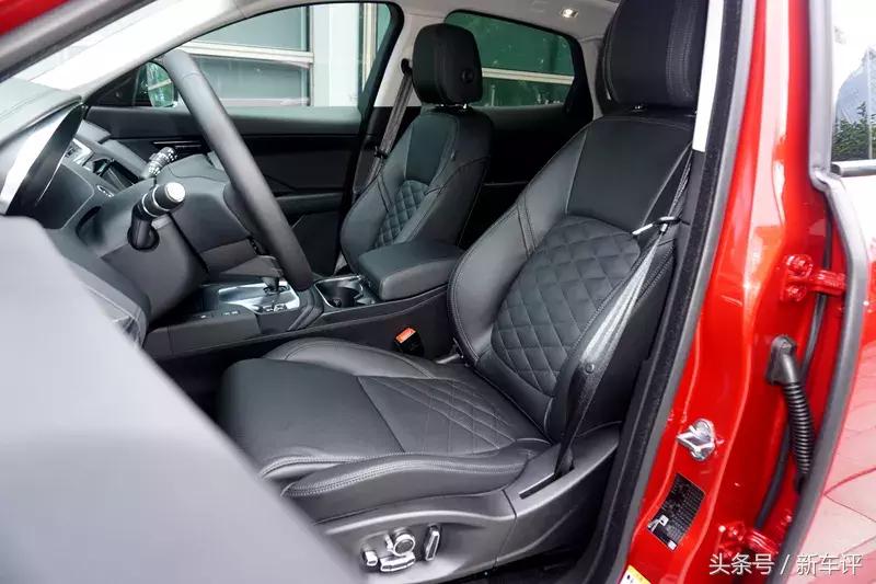 捷豹e-pace2024耀黑运动版空间,捷豹e-pace2024耀黑运动版入手