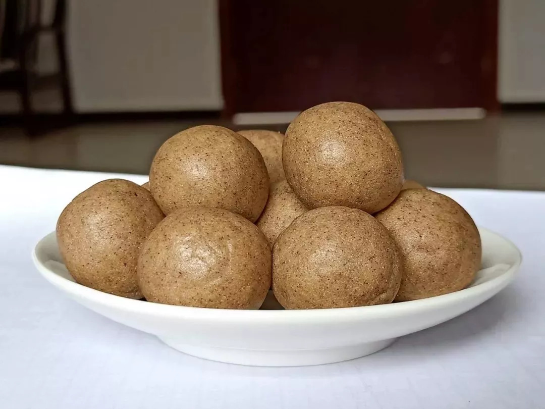 面部出油严重长痘,面部出油有痘痘不出汗