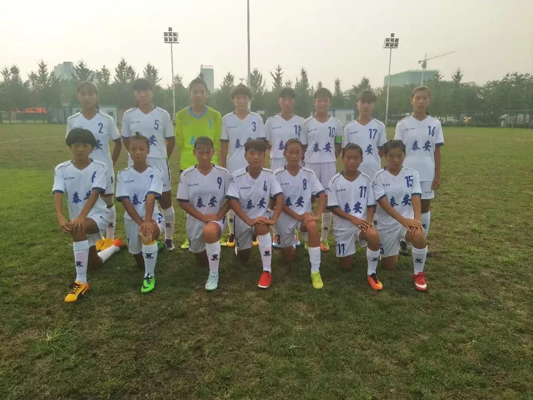 这就是基层女足的现状，两位教练带出一支冠*队军**，最难一关是选材