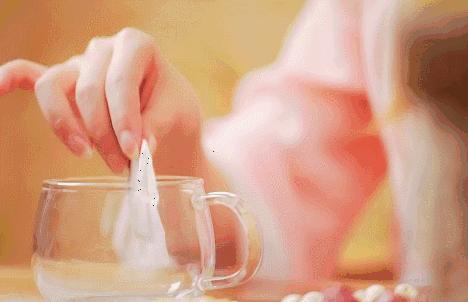 秋天用梨煮水喝好不好,秋季用它泡水喝还能做菜润秋燥