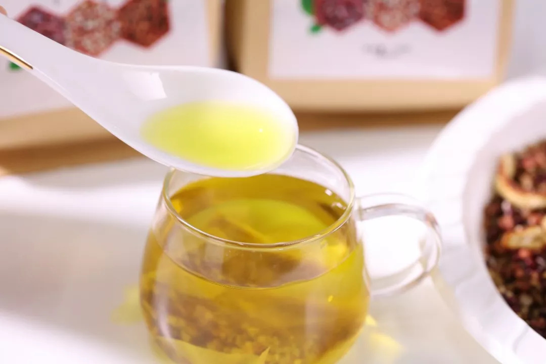 秋天用梨煮水喝好不好,秋季用它泡水喝还能做菜润秋燥