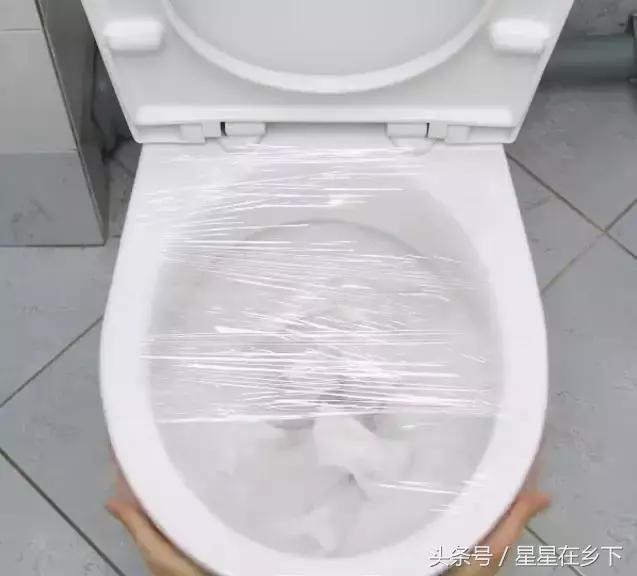 星星在乡下:揭秘马桶被纸巾头发堵住?试试这招,关键不脏手