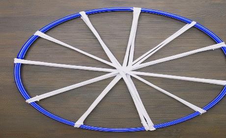 旧的t恤不要丢剪一下就很时尚,如何利用旧t恤变废为宝简单版