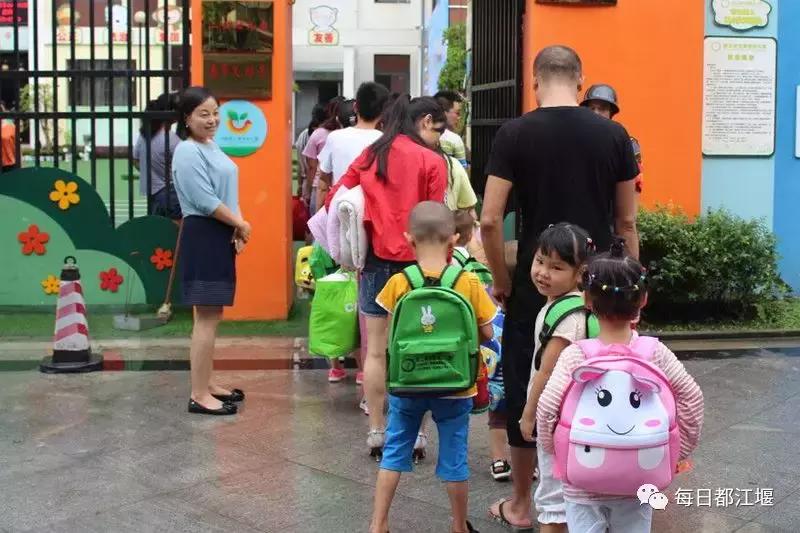 九月，我们开学啦！把天府故事读给世界听……