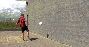 足球短距离球教学,在家就能练的足球技巧增加球感