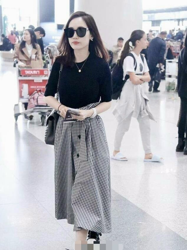 马蓉现身机场，两万块的包包和项链透露离婚后也不缺钱！