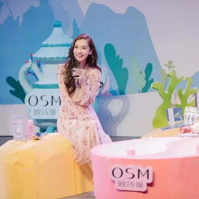 浅绿色碎花连衣裙怎么搭配毛衣,法国女人碎花连衣裙搭配西装外套