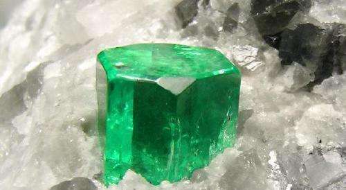 如何鉴别泰国红宝石青柚苗真假,怎么辨别红宝石的真假