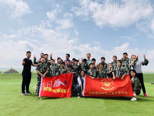 她带着特殊儿童学生去旅行，导游带队进玉器店，如今学校举步维艰