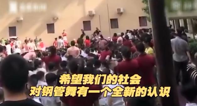 不敢直视!幼儿园典礼现大尺度“钢管舞”小朋友跟风学不雅动作
