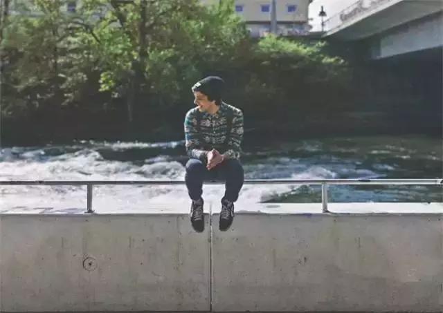 男士穿呢子大衣牛仔裤配什么鞋子,男士牛仔裤配哪种鞋子显得高级