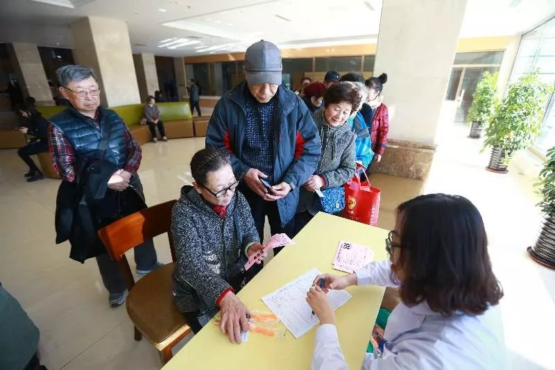 无走失日免费领手环,社区发放免费爱心防走失手环