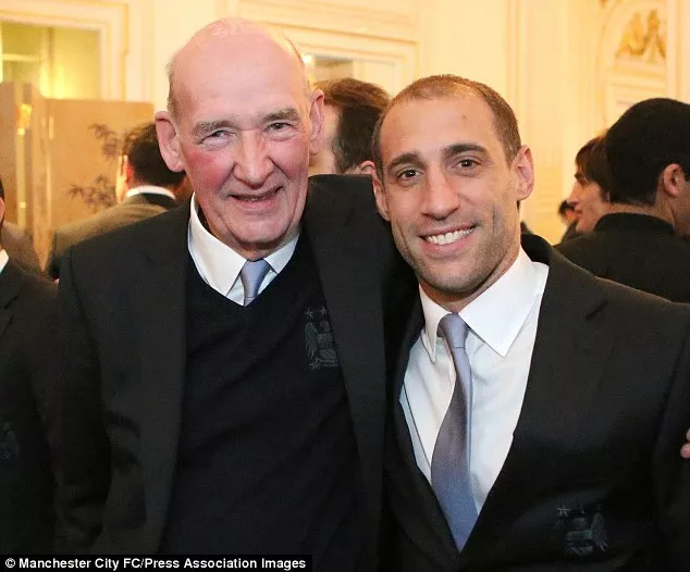 在一家公司工作6年能说明什么,在一家俱乐部效力十年多吗