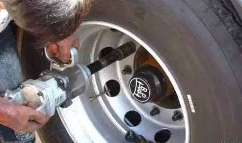 汽车轮胎螺丝卸不下来怎么办,汽车轮胎螺丝卸不下来怎么办呢