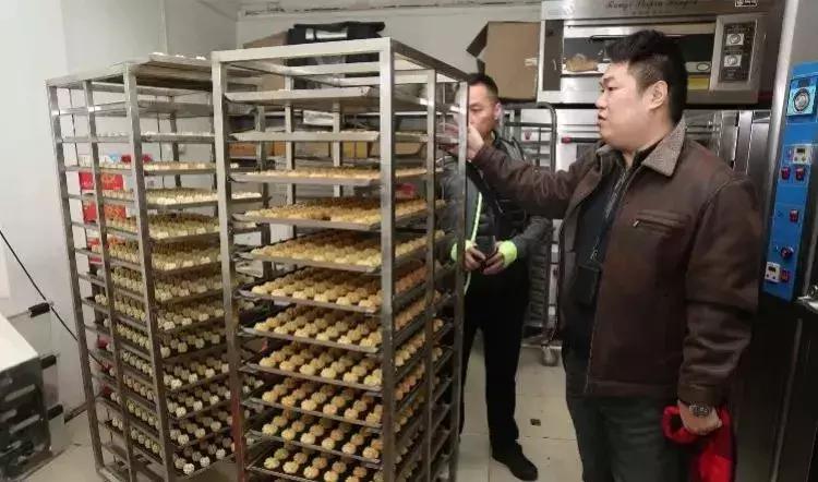 你在香港买的小熊饼干，7成是假的！有些产自深圳城中村