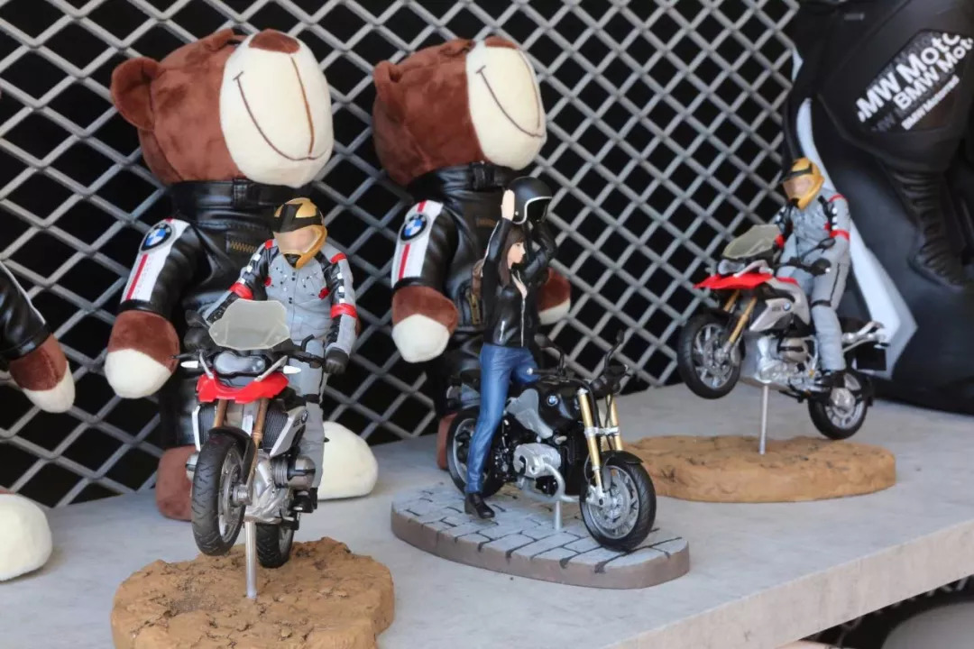 宝马s1000r改新s1000rr,宝马s1000r和本田cb1000r