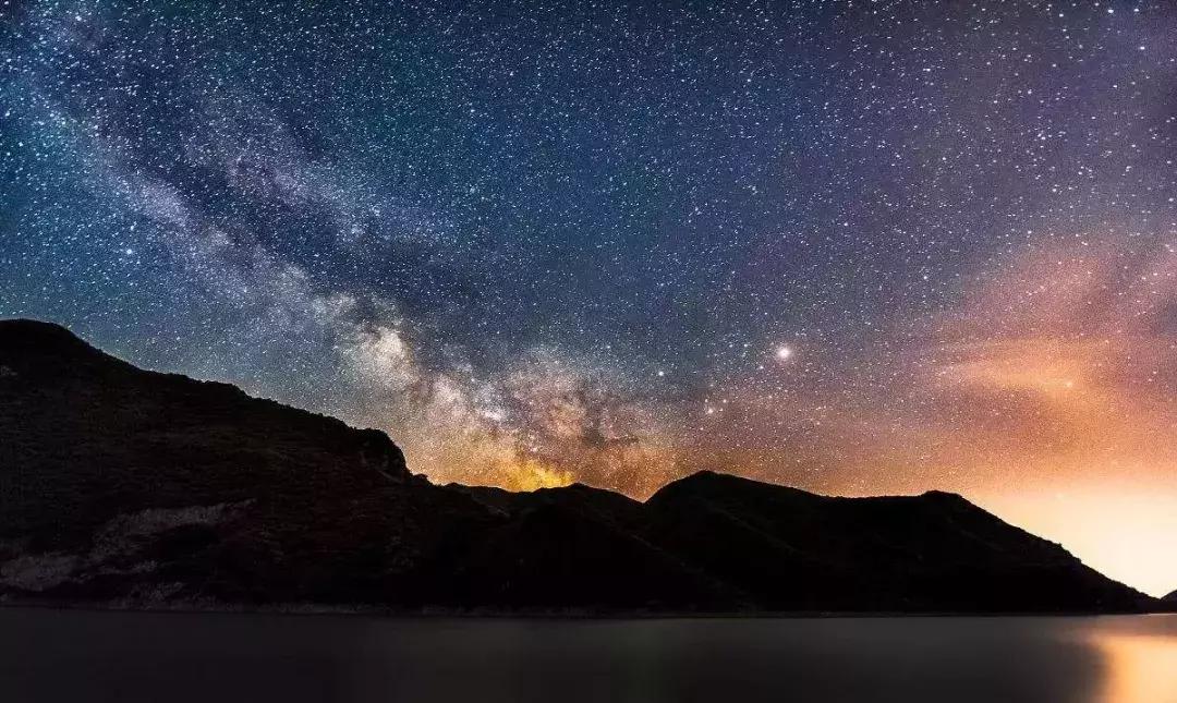 她和发小在500米悬崖边盖了云中小屋，走吧，这次我们一起去看云~