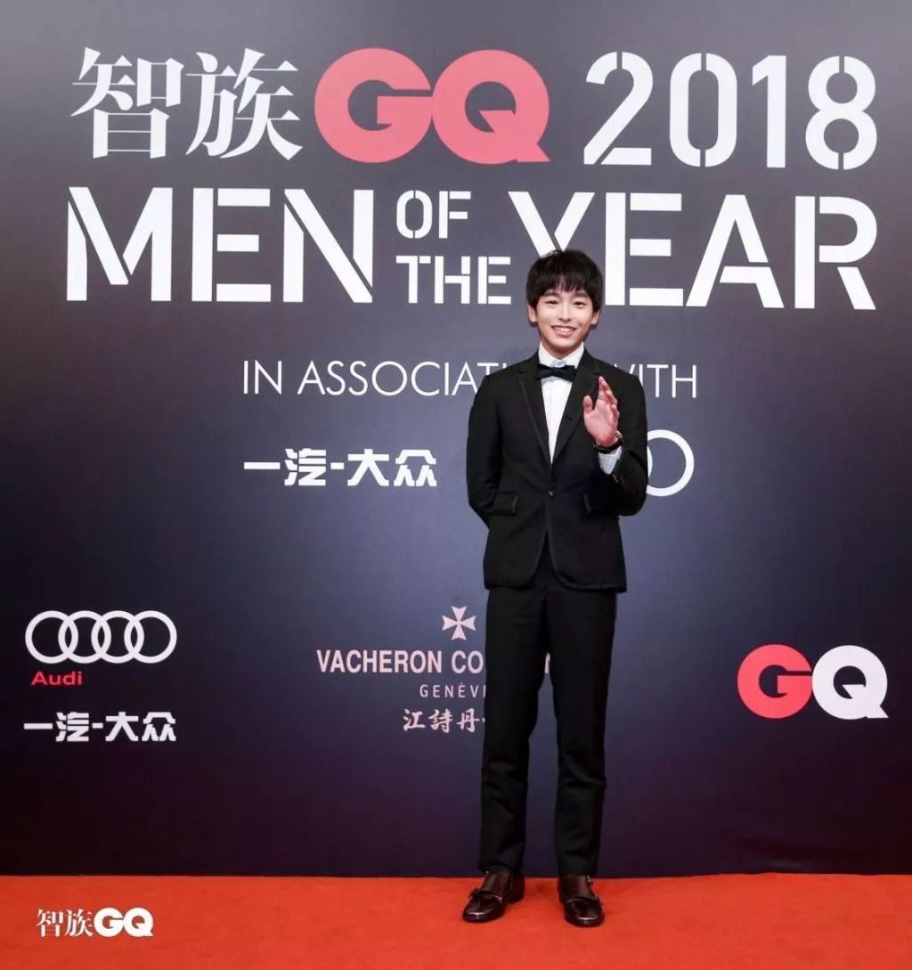 聂远红毯打苍蝇喜提微博热搜,追星赢家聂远小s