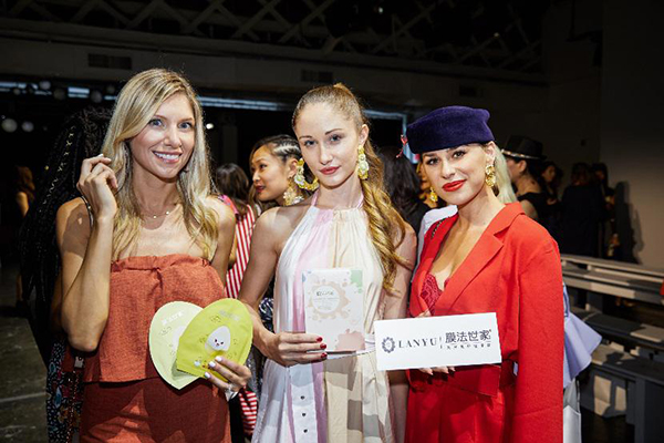 膜法世家携手兰玉亮相纽约时装周，跨界玩出国际范儿！