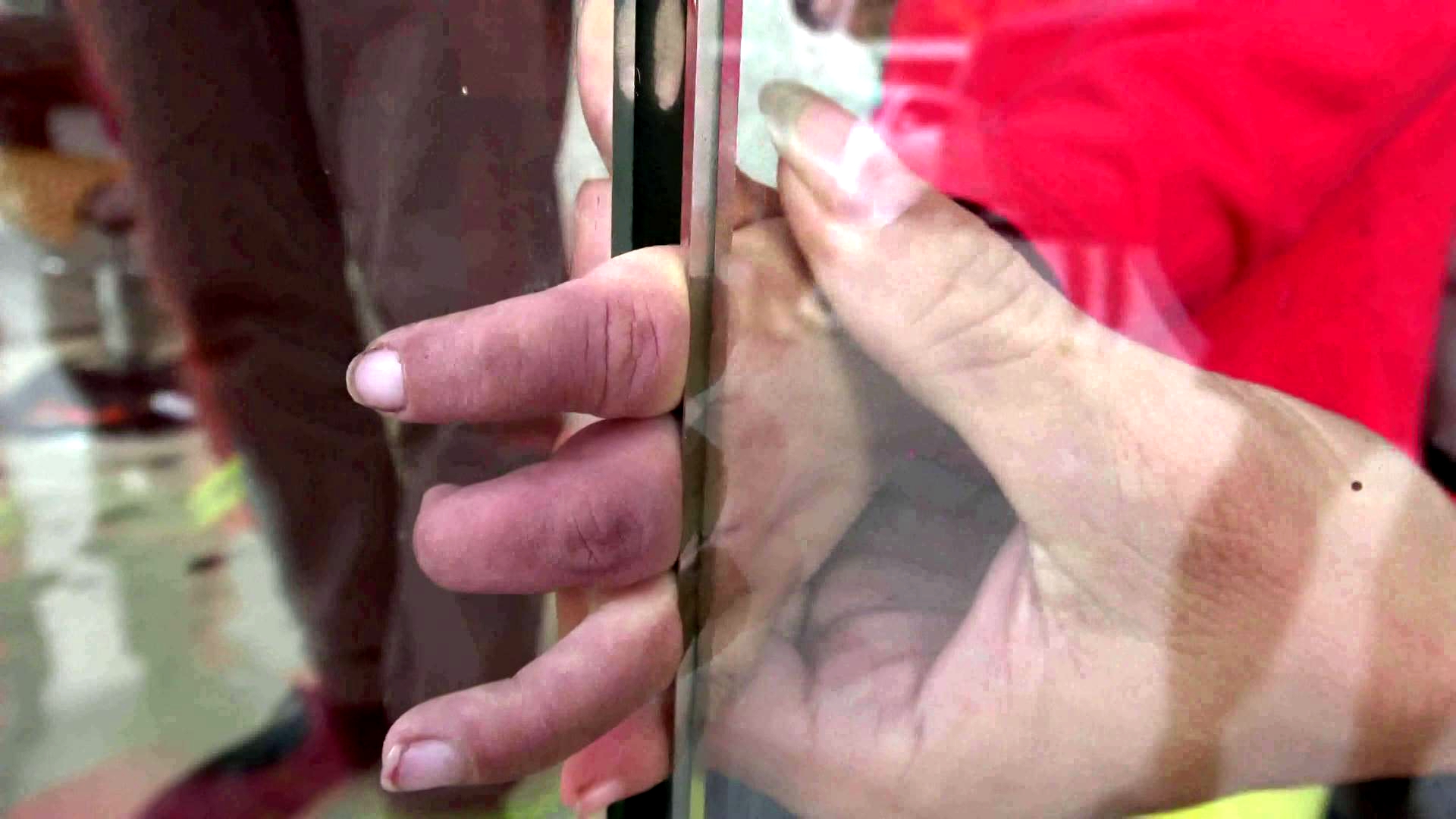 女孩手被卡门缝哭了,小孩手指被门缝夹淤青了怎么办