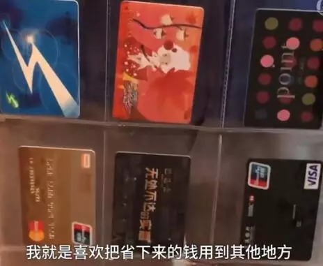 打折卡贴满一面墙！男子靠“捡便宜”省下全家80%生活费！评论亮了