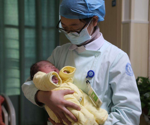 刚出生7天的女婴来月经,刚生下来的女婴来姨妈正常吗