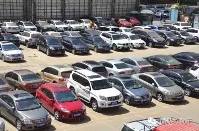 开车门时磕掉了一点漆需要处理吗,车门开门磕掉一点点漆怎么修