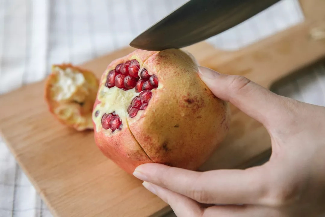 红润有食欲，一咬就爆汁，不用吐籽的突尼斯软籽石榴，甜滋滋货比十几家后，我们帮你选了这个