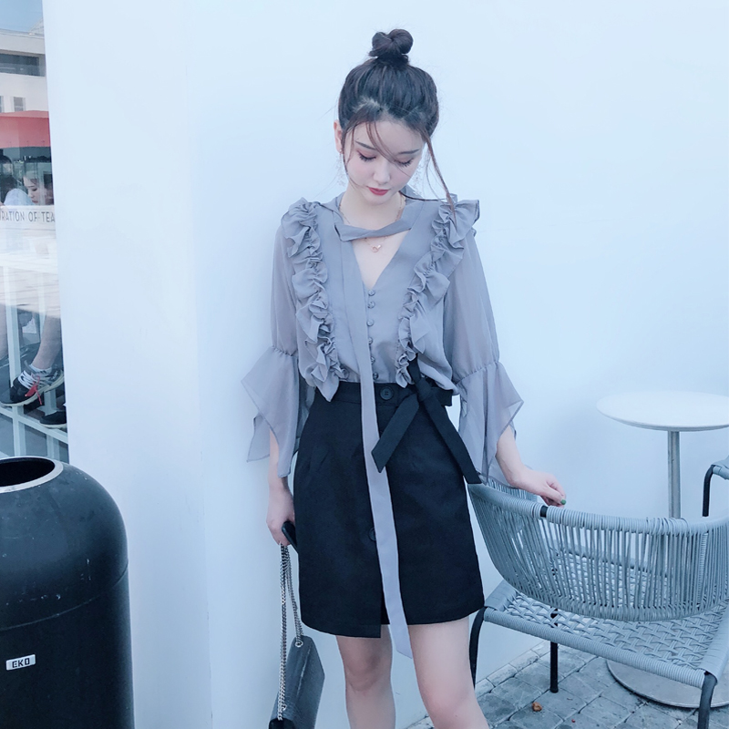 无袖荷叶边木耳领波点雪纺衫,独特别致荷叶边雪纺衫