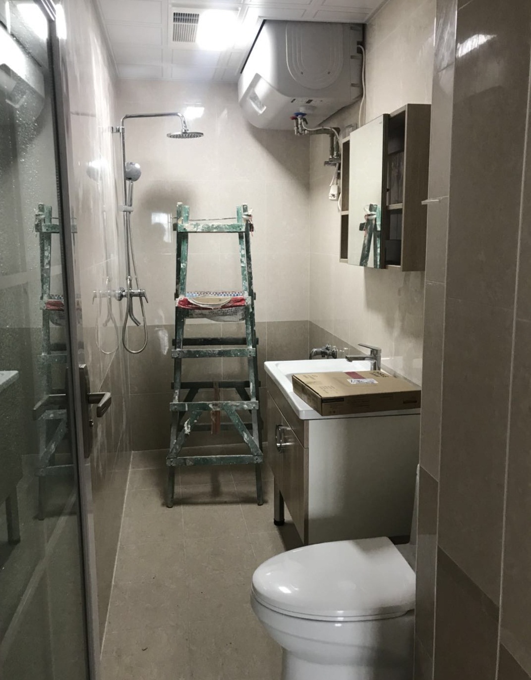 卫生间光线太暗怎么装修好看,卫生间光线不好贴什么瓷砖好看