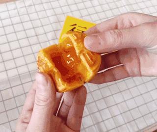 唯一愿意自己花钱买的月饼，掰开就流心，稍不留神就溢出，只在香港制造的美心月饼