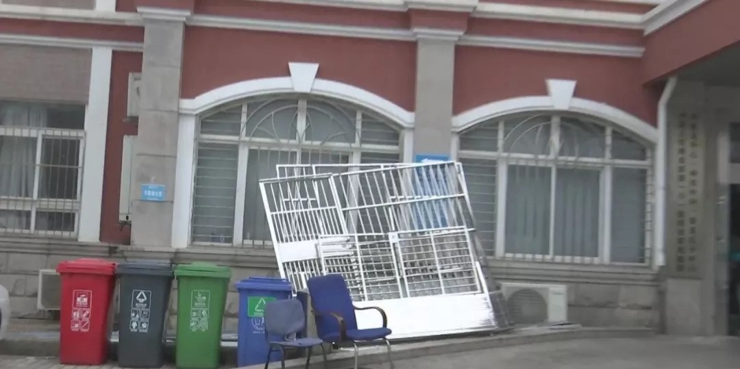 无锡一民营医院大厅被堆黄沙大门被封住权属纠纷引发矛盾