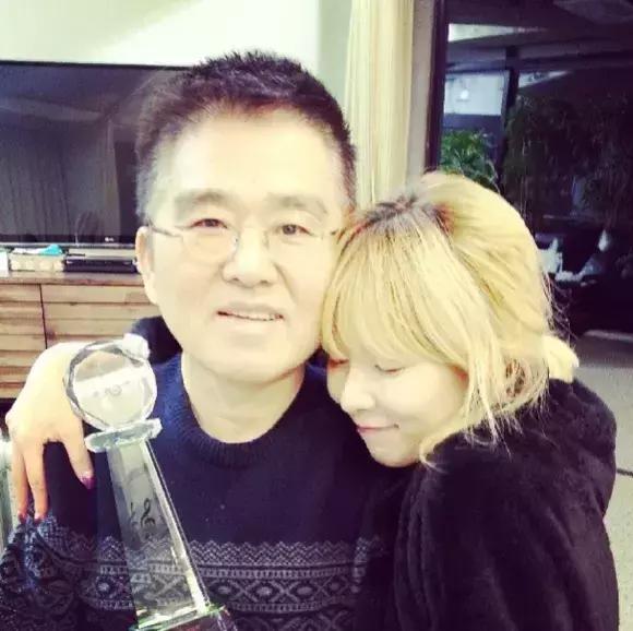 这就是爱！性感女神为小男友痴狂惨被炒鱿鱼，终于可以秀个够了？