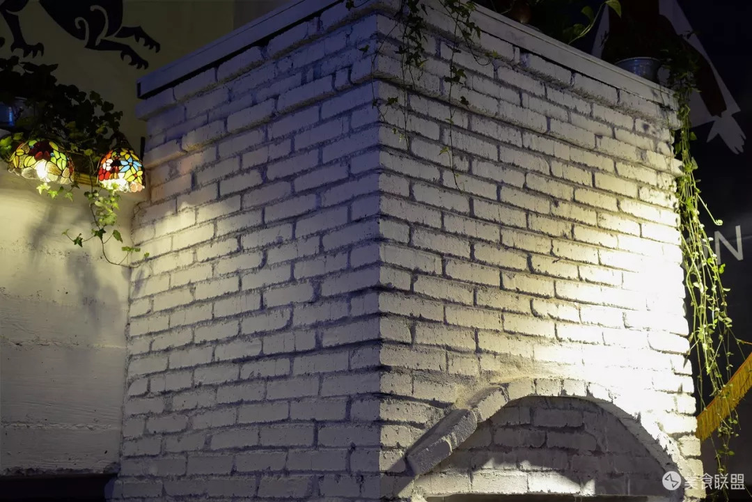 每天都有大量肉食动物到昆明废旧工厂，狂啃50CM高的火焰战斧牛排