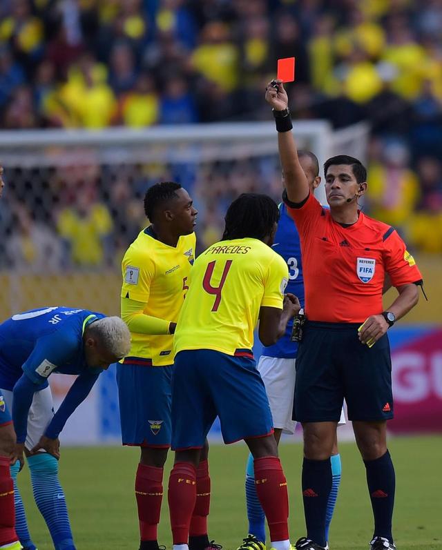 足球场上的红牌黄牌有什么用,足球界被罚红牌意味着什么