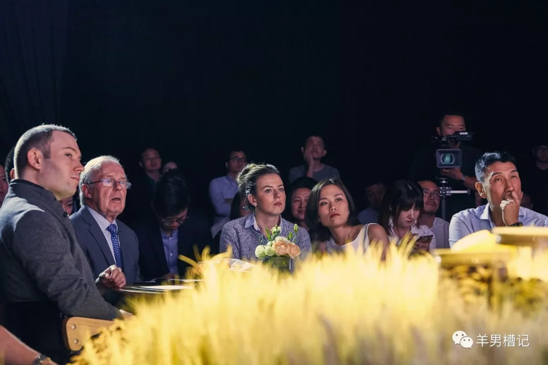 他在今年教师节宣布退休计划并着力挚手相传下一代