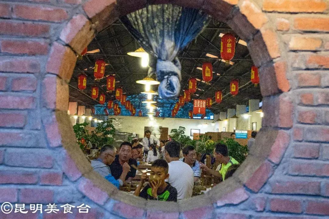 藏在昆明老厂房里的柴火鸡，一款酱料价值百万，连续排队5年