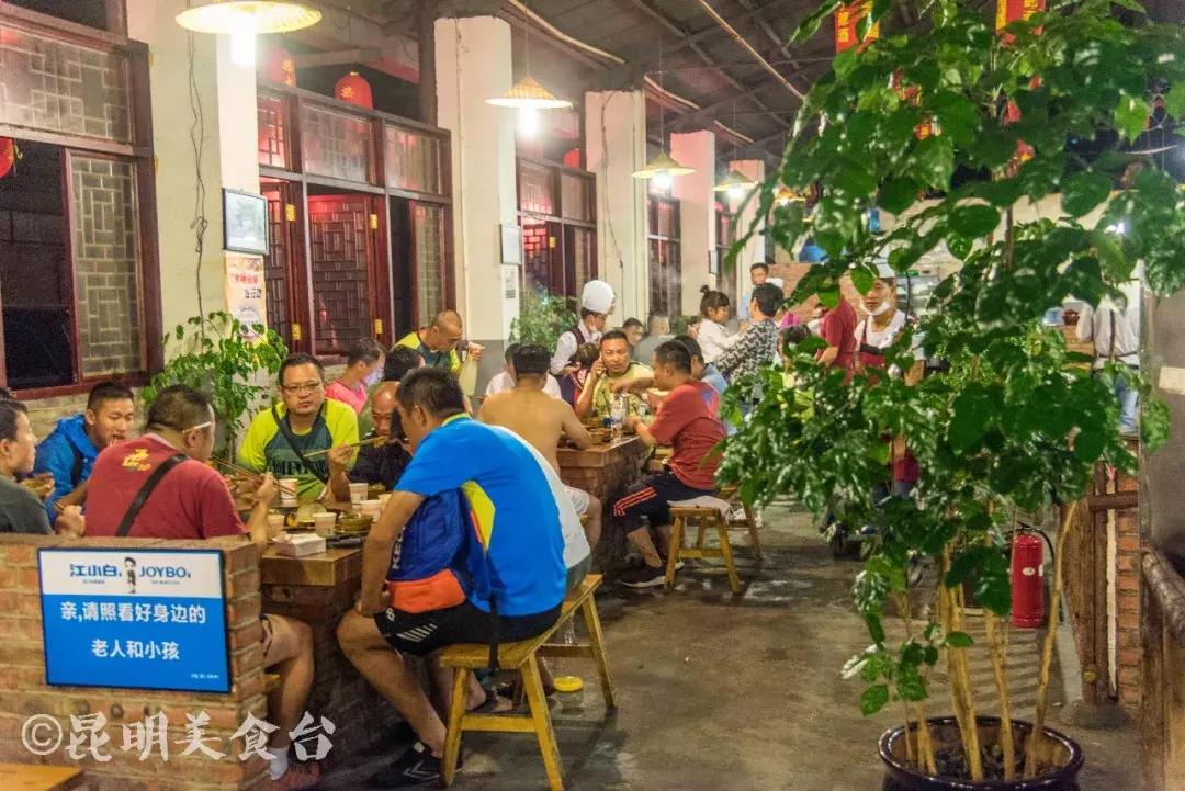 藏在昆明老厂房里的柴火鸡，一款酱料价值百万，连续排队5年