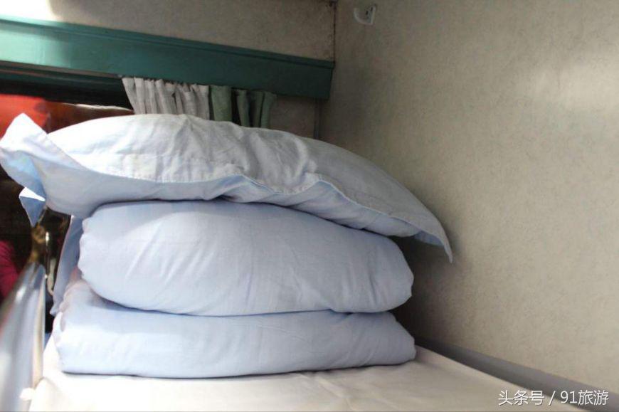 坐火车卧铺中铺还是下铺,坐火车是下铺好还是中铺好