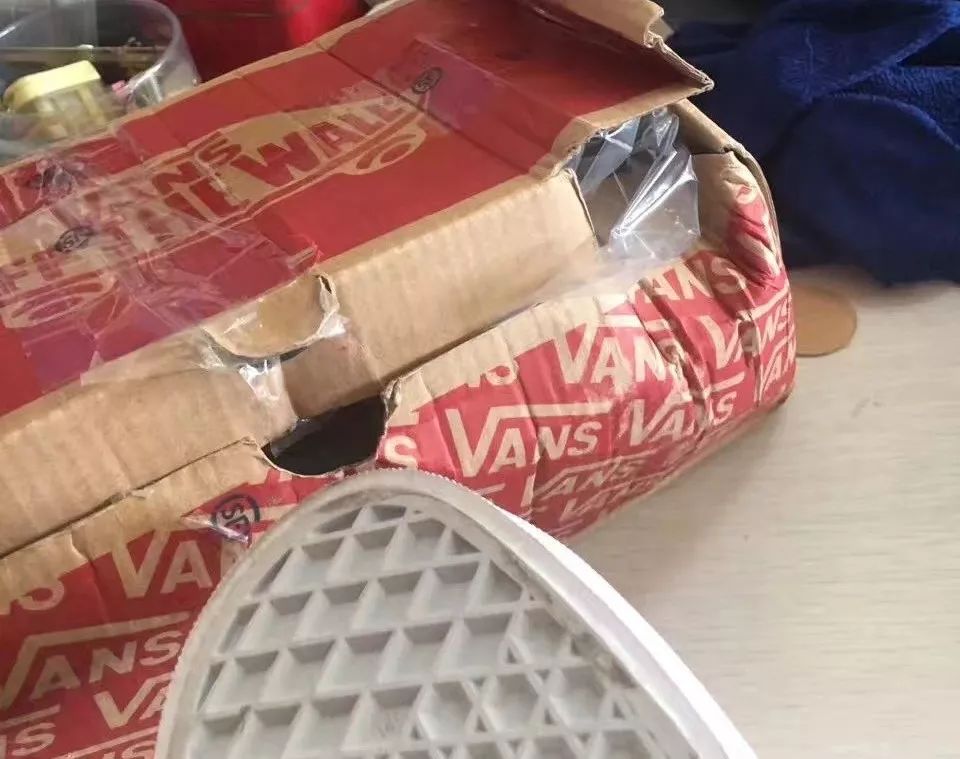 我还是个学生啊！你怎么能拉黑我这样的奇葩记者艺术家，扎心了！